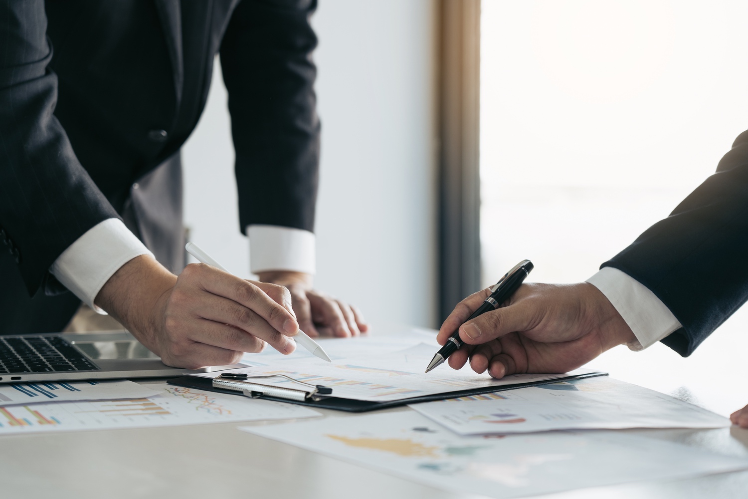 Dos personas firmando un trámite