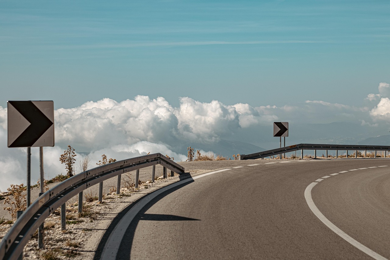 Las empresas de transporte en España enfrentan una grave escasez de conductores profesionales. las vacantes se acumulan sin cubrirse. La solución está en la contratación de conductores extranjeros cualificados.