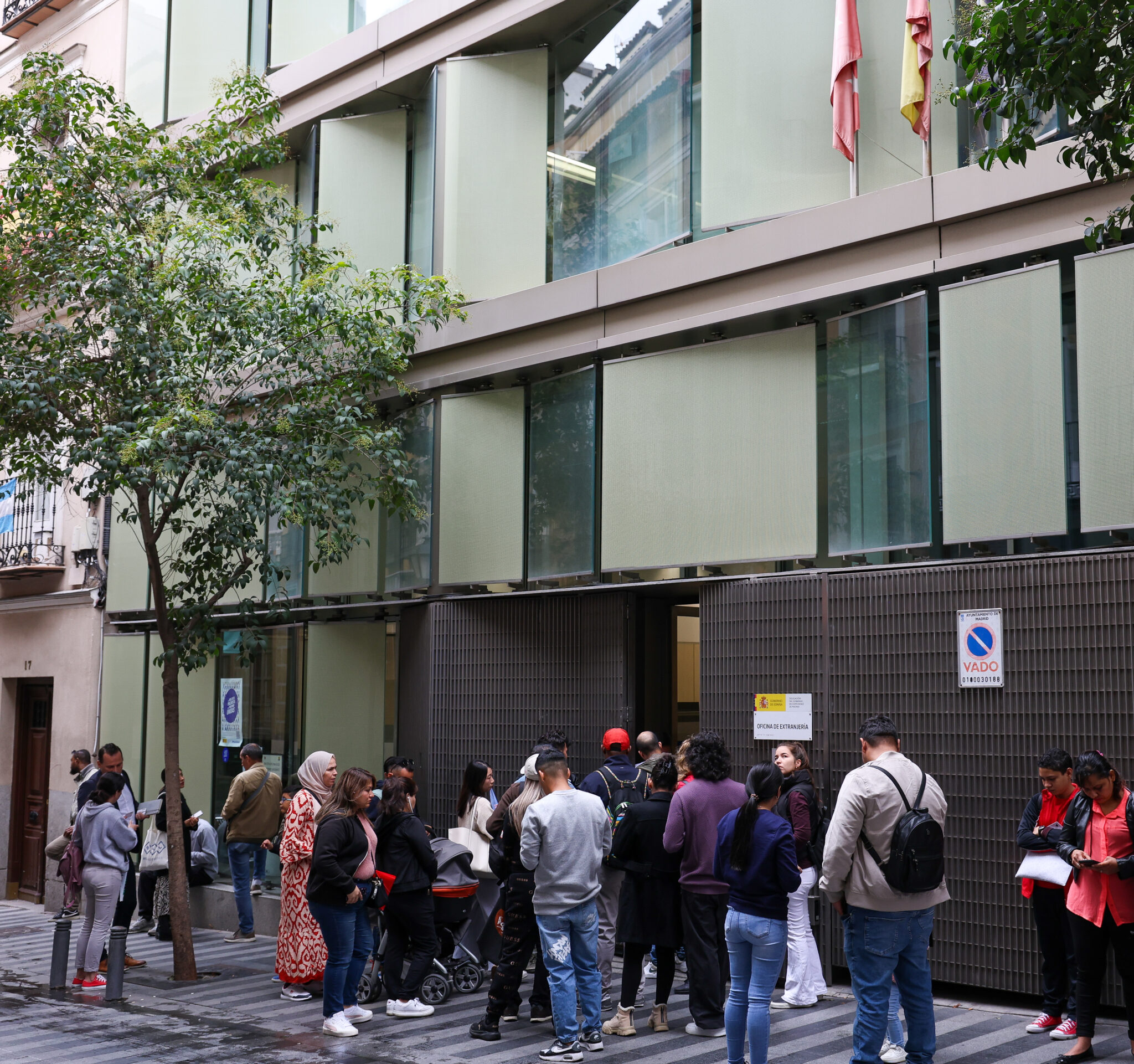 Trámites en pausa, acumulación de procedimientos de extranjería y prolongación del tiempo de espera - Huelga de extranjería