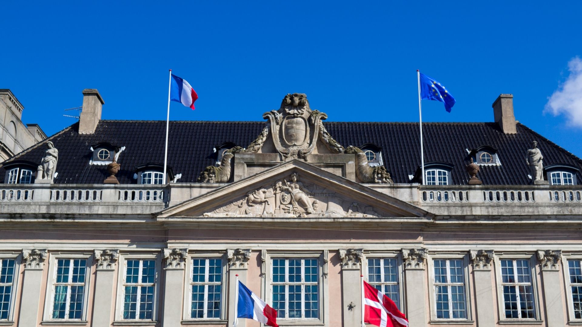 embajada y consulado